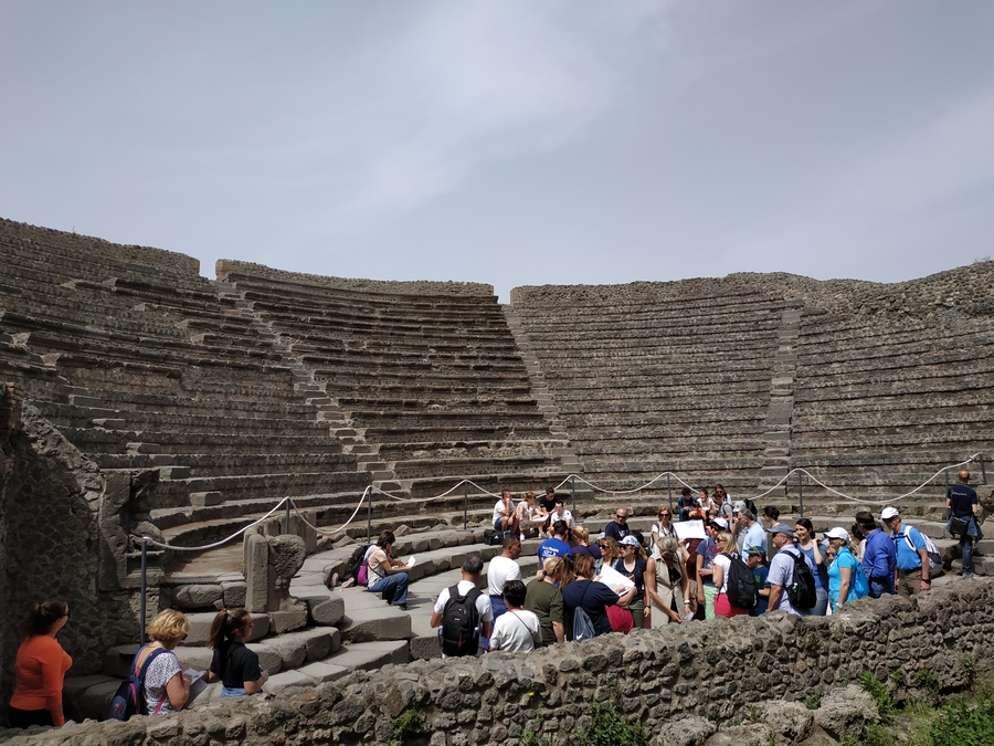 068_pompeii_anfiteatro_piccolo.jpg