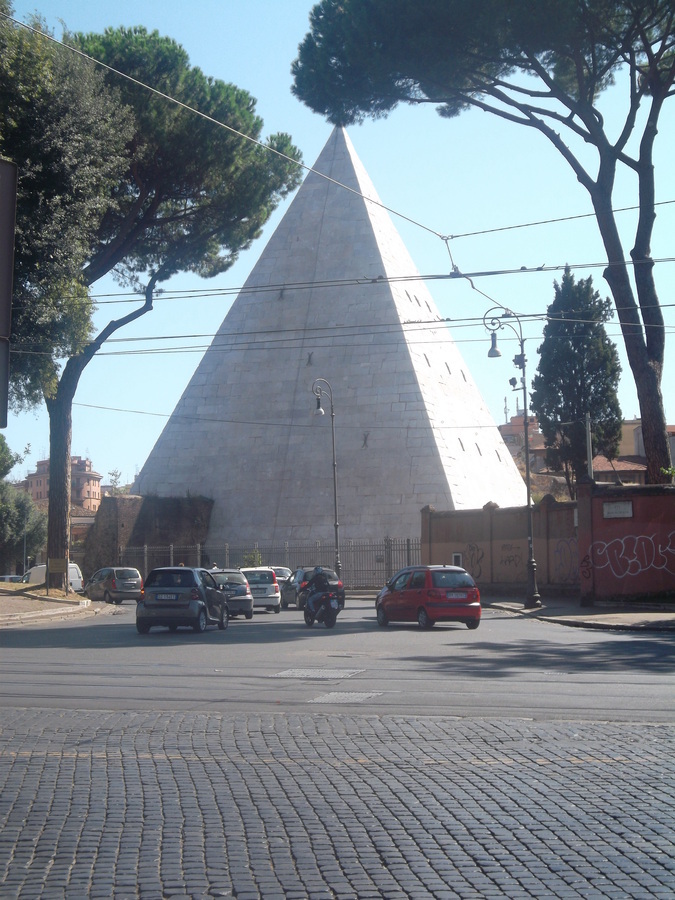 22_piramide_caio_cestio.jpg