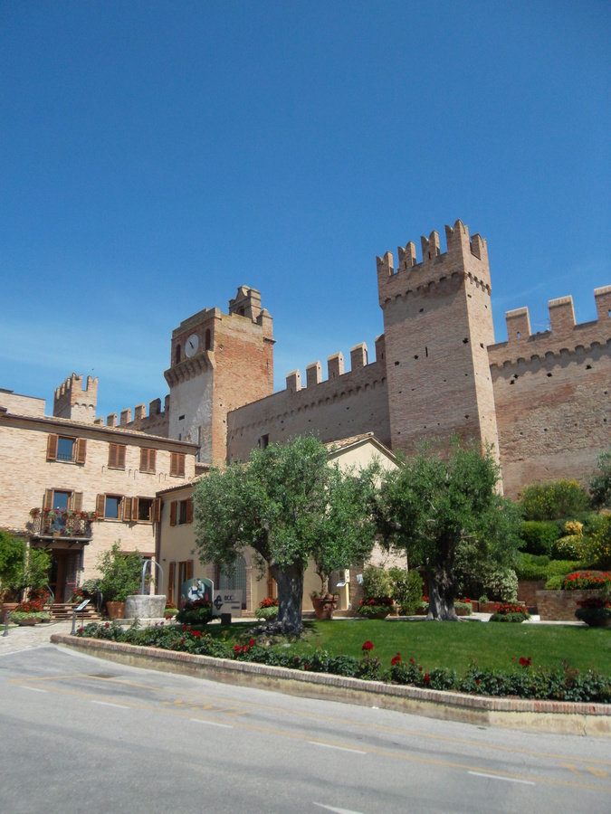 1_castello_di_gradara.jpg