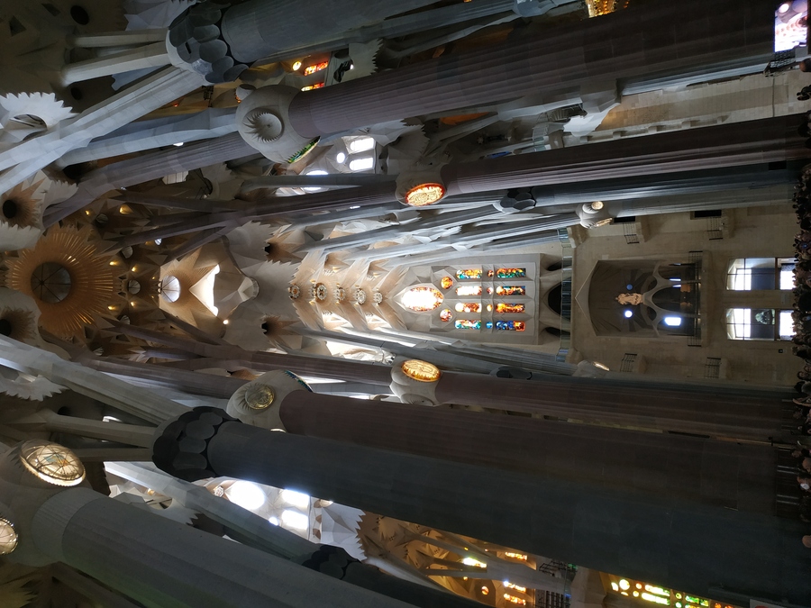 14_sagrada_familia_inside.jpg