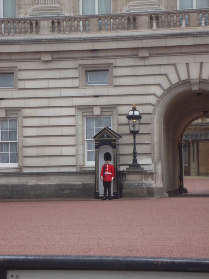 082_buckingham_palace.jpg