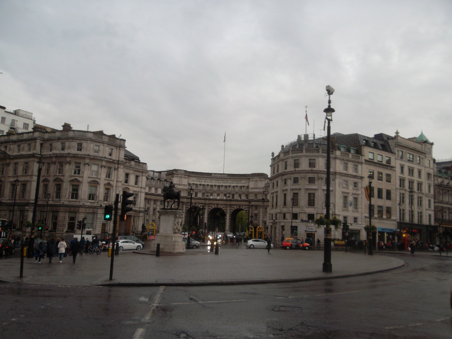 103_trafalgar_square.jpg