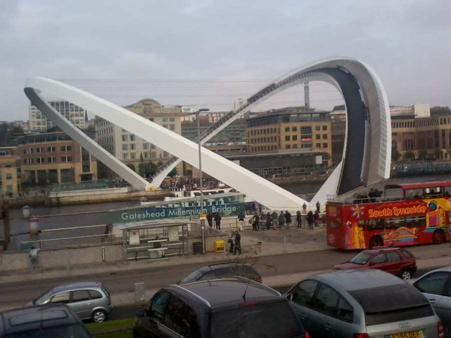 03_millennium_bridge_rotating.jpg